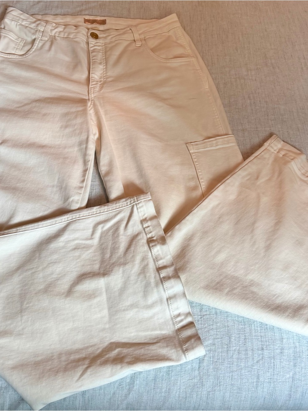 Kut from the Kloth Wide Leg Cargo Pants in Cream